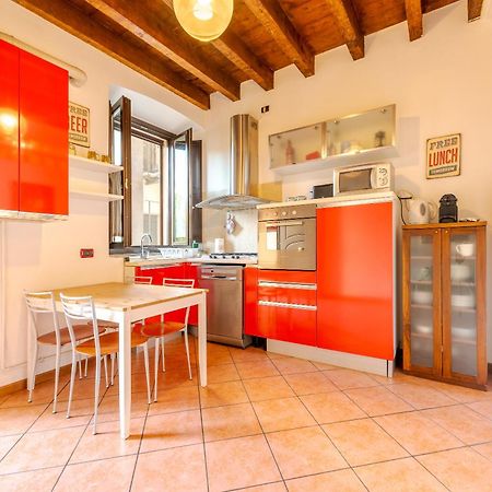 Guest Planet - Rosso Milano Apartment - Navigli Area Buitenkant foto